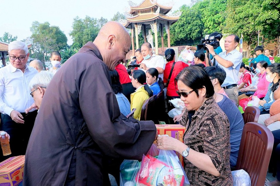 Trao quà đến những hộ khó khăn Trao quà đến những hộ khó khăn