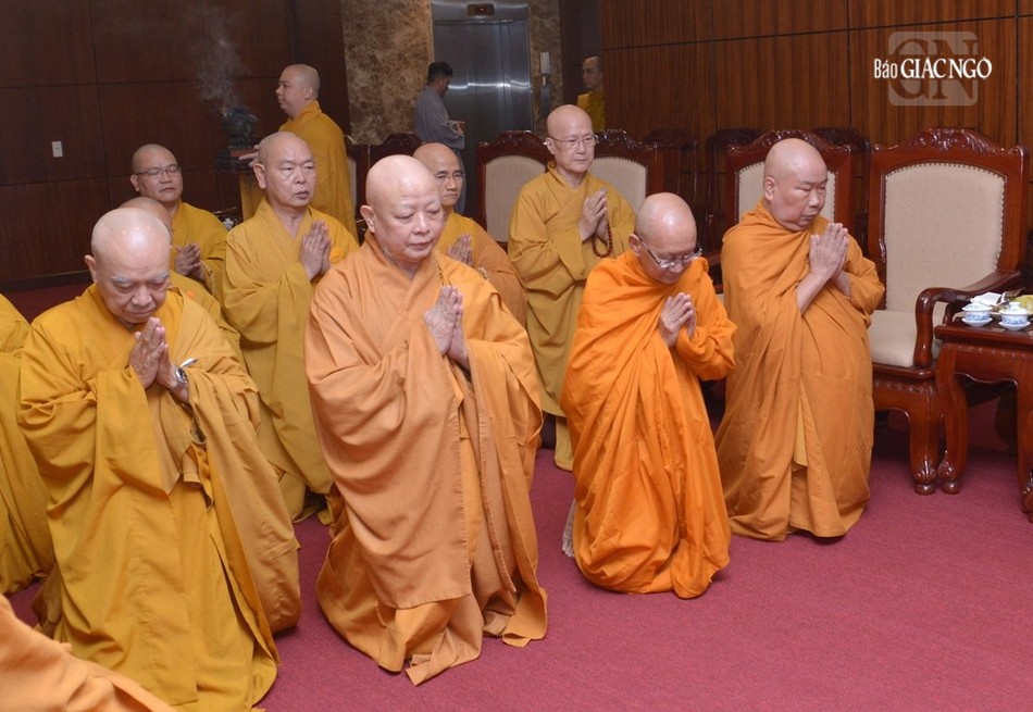 Hòa thượng Thích Lệ Trang thay mặt chư tôn đức Ban Thường trực Ban Trị sự đảnh lễ, tác bạch khánh chúc theo truyền thống thiền môn Hòa thượng Thích Lệ Trang thay mặt chư tôn đức Ban Thường trực Ban Trị sự đảnh lễ, tác bạch khánh chúc theo truyền thống thiền môn