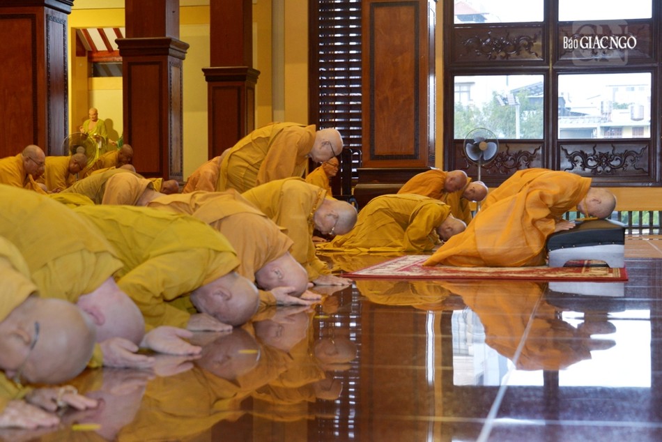 Chư tôn đức thành kính đảnh lễ Tam bảo Chư tôn đức thành kính đảnh lễ Tam bảo