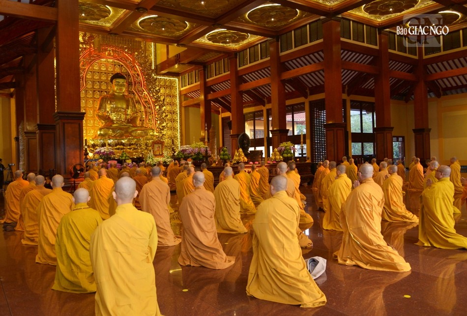 Bố-tát là ngày định kỳ thuyết giới, cùng nhắc nhở nhau về giới pháp của hành giả xuất gia Bố-tát là ngày định kỳ thuyết giới, cùng nhắc nhở nhau về giới pháp của hành giả xuất gia