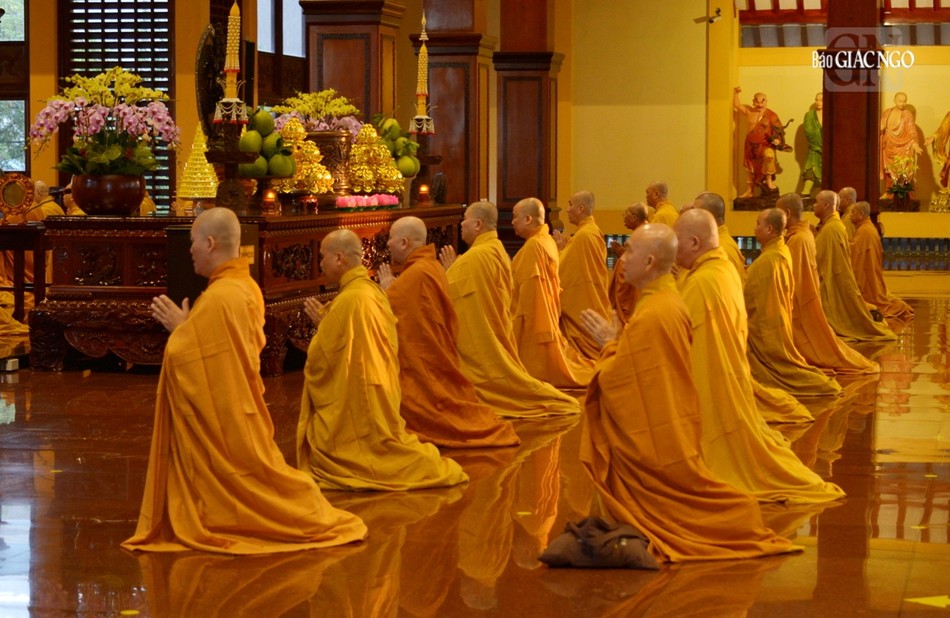 Đại chúng đảnh lễ Tam bảo, phát lồ sám hối theo pháp Đại chúng đảnh lễ Tam bảo, phát lồ sám hối theo pháp