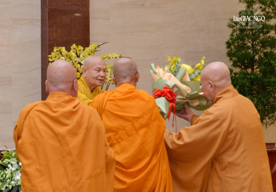 Hòa thượng Thích Lệ Trang dâng hoa chúc mừng đến Trưởng lão Hòa thượng Thích Thiện Nhơn