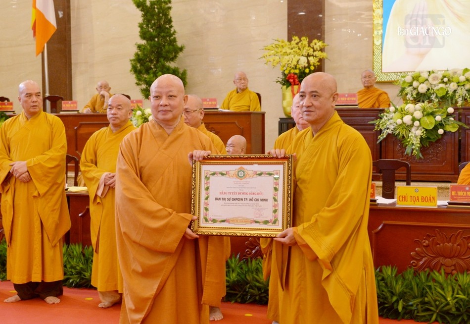 Ban Thường trực Hội đồng Trị sự GHPGVN tặng Bằng tuyên dương công đức đến tập thể Ban Trị sự GHPGVN TP.HCM