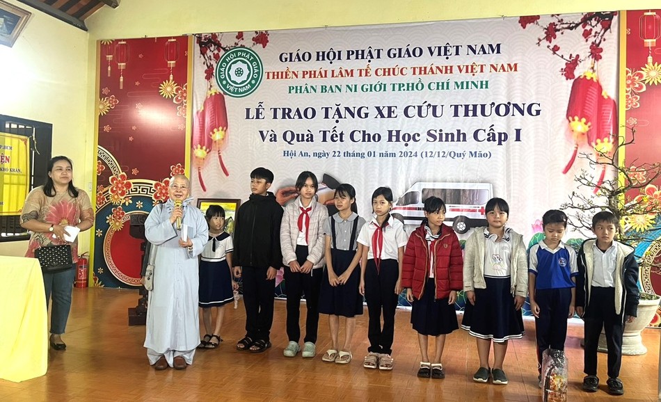 Ni trưởng Thích nữ Như Thảo chuẩn bị trao quà cho học sinh Ni trưởng Thích nữ Như Thảo chuẩn bị trao quà cho học sinh