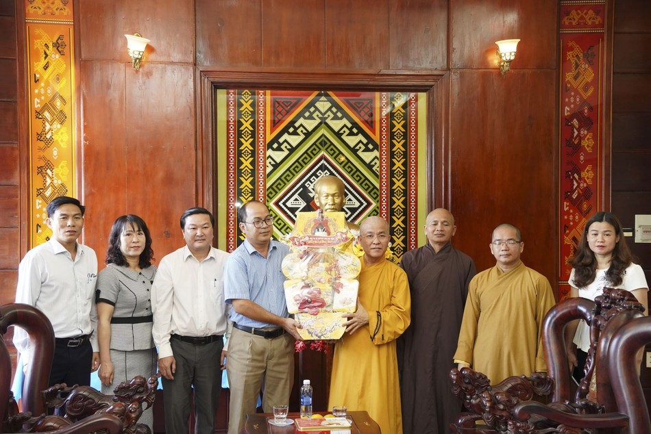 Thượng tọa Thích Quảng Hiền trao quà, chúc Tết đến ông Y Quang B’ krông, Phó Chủ tịch Thường trực HĐND tỉnh