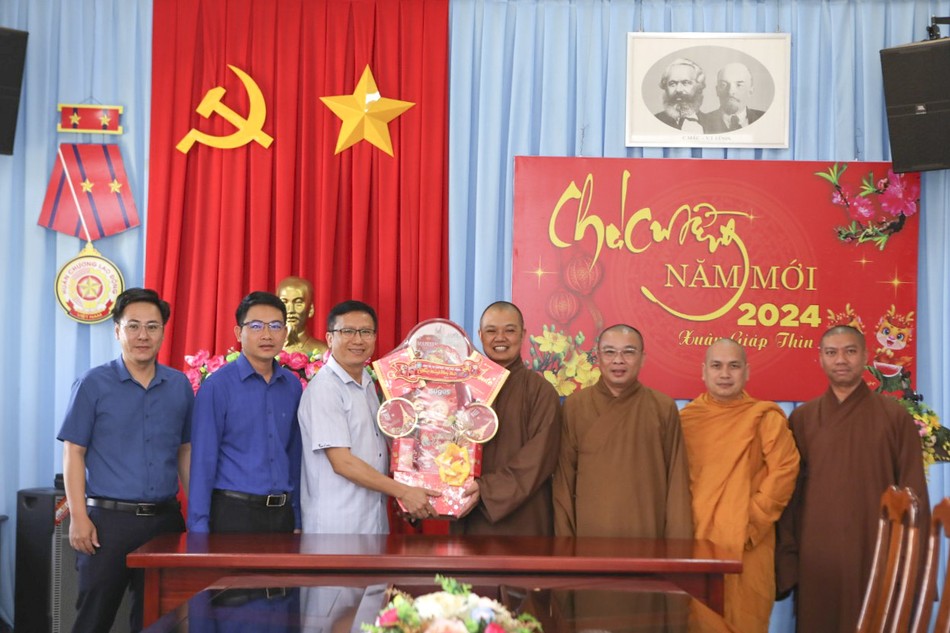 Ông Lê Trung Trường Vũ, Phó Giám đốc Sở Nội vụ tiếp đoàn