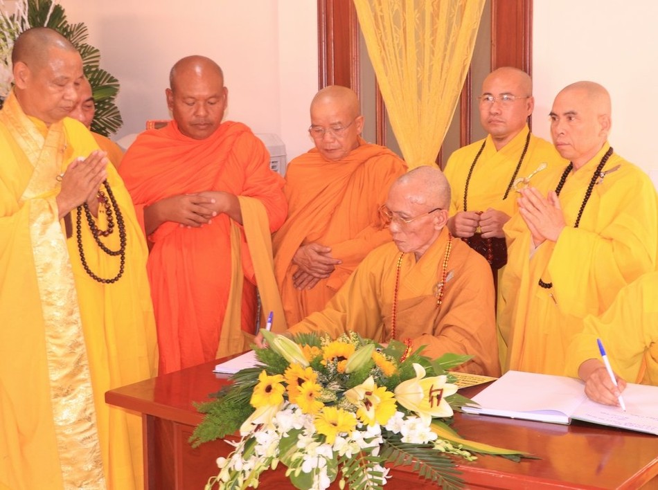 Hòa thượng Thích Huệ Trí ghi sổ tang Hòa thượng Thích Huệ Trí ghi sổ tang