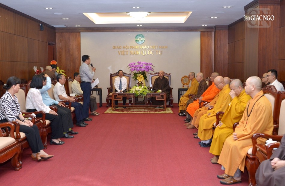 Quang cảnh buổi tiếp thân mật tại Trụ Việt Nam Quốc Tự Quang cảnh buổi tiếp thân mật tại Trụ Việt Nam Quốc Tự