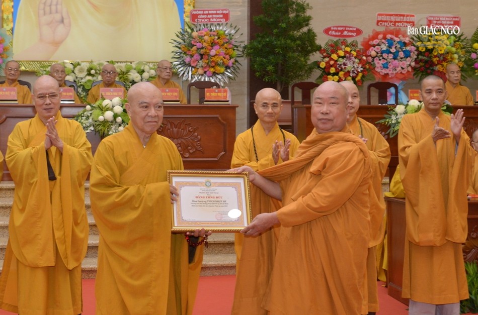 Hòa thượng Thích Giác Pháp trao Bằng tuyên dương công đức của Ban Trị sự GHPGVN TP.HCM đến Hòa thượng Thích Nhựt Hỷ