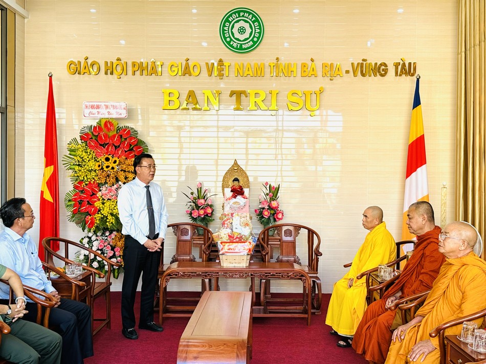 Ông Huỳnh Văn Danh chúc Tết đến chư tôn đức Ban Trị sự Ông Huỳnh Văn Danh chúc Tết đến chư tôn đức Ban Trị sự