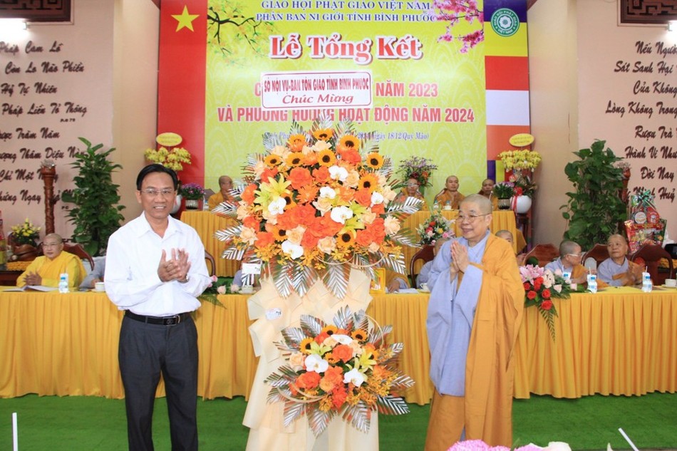 Ông Phạm Quang Hà, Trưởng ban Tôn giáo tỉnh tặng hoa chúc mừng Ông Phạm Quang Hà, Trưởng ban Tôn giáo tỉnh tặng hoa chúc mừng
