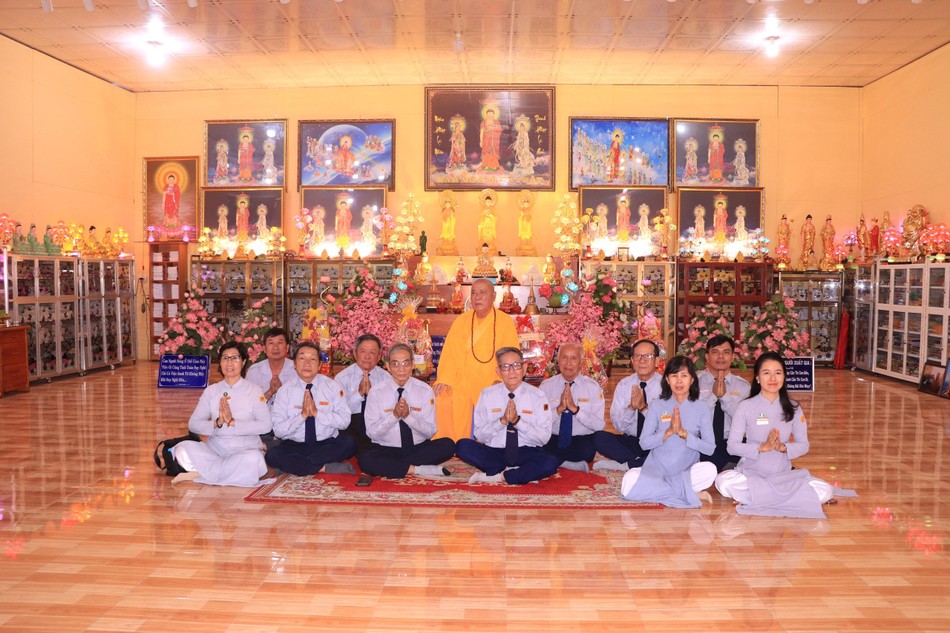 Chụp ảnh lưu niệm với Trưởng lão Hòa thượng Thích Quảng Hiển Chụp ảnh lưu niệm với Trưởng lão Hòa thượng Thích Quảng Hiển