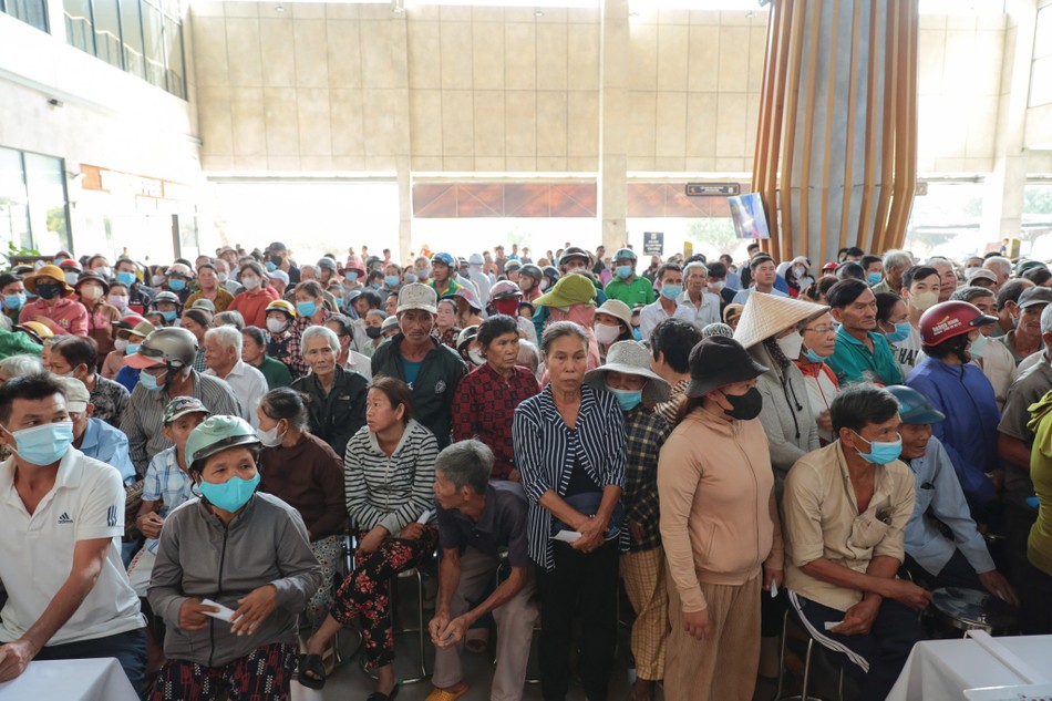 Người dân tỉnh Tây Ninh đến nhận quà từ thiện