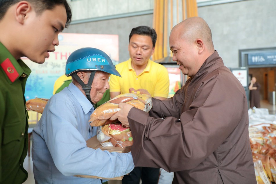 Đại đức Thích Nguyên Chiếu trao quà từ thiện