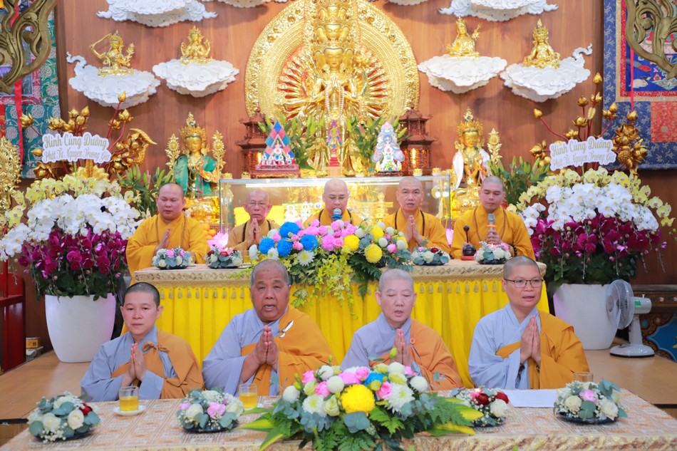 Chư tôn đức Tăng Ni tụng kinh chúc nguyện lễ mừng thọ Chư tôn đức Tăng Ni tụng kinh chúc nguyện lễ mừng thọ