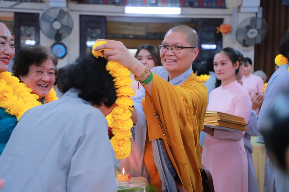 Ni sư Thích nữ Huệ Đức trao hoa chúc thọ đến Phật tử Ni sư Thích nữ Huệ Đức trao hoa chúc thọ đến Phật tử