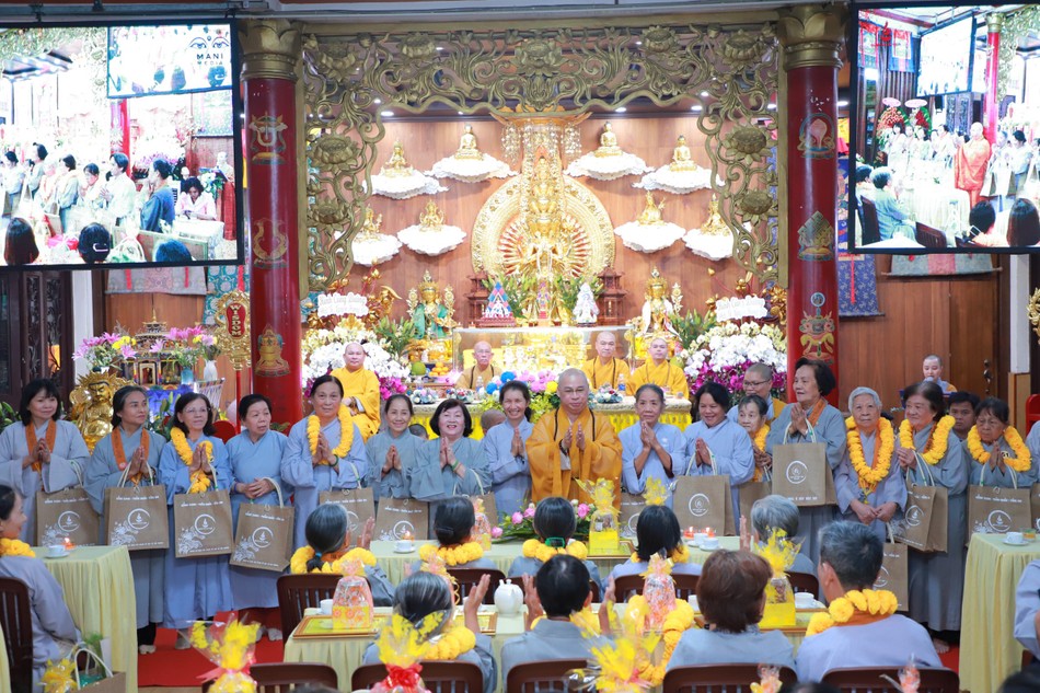 Thượng tọa Thích Minh Nhật trao phần thưởng đến các Phật tử đạo tràng Đại Bi Thượng tọa Thích Minh Nhật trao phần thưởng đến các Phật tử đạo tràng Đại Bi