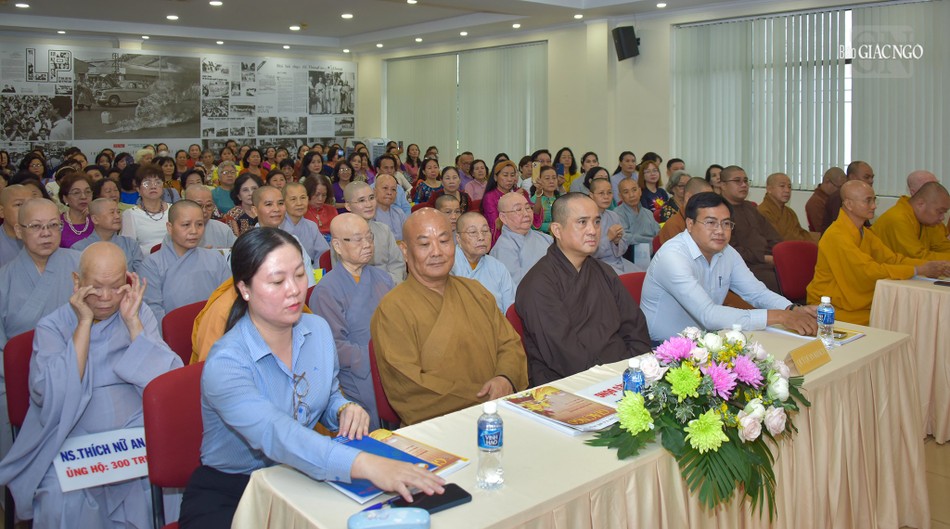 Đại biểu, lãnh đạo báo Giác Ngộ, đại diện doanh nghiệp, doanh nhân, chư tôn đức Tăng Ni tham dự