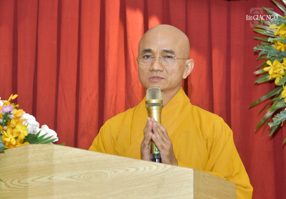 Thượng tọa Thích Thiện Quý phát biểu ghi nhận những đóng góp của Ban Từ thiện xã hội báo Giác Ngộ trong năm 2023