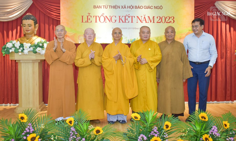 Chư tôn đức Ban Trị sự TP.HCM, Ban Từ thiện xã hội báo Giác Ngộ, đại diện Ủy ban MTTQVN TP.HCM chụp ảnh lưu niệm