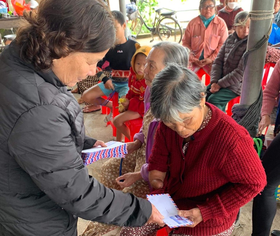 Trao quà đến người mù khó khăn Trao quà đến người mù khó khăn