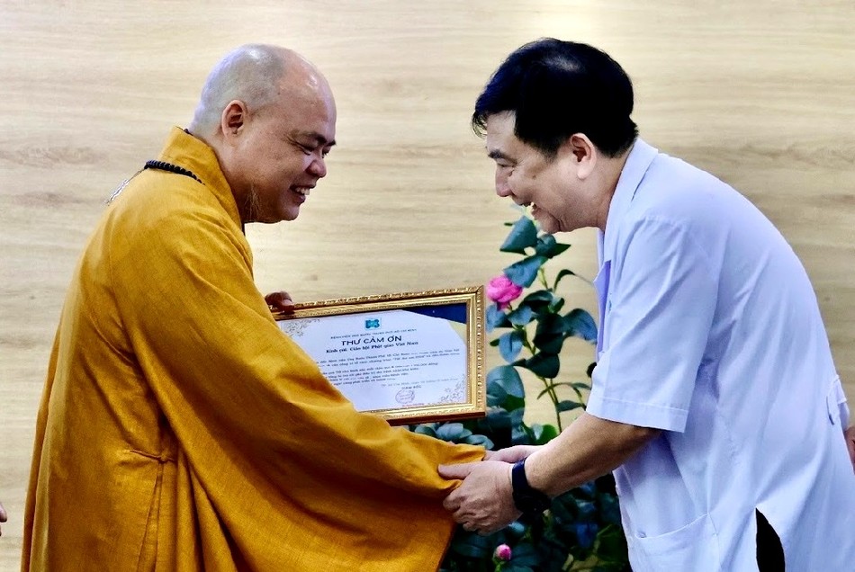 Thượng tọa Thích Thanh Phong nhận thư cảm ơn từ đại diện Bệnh viện Ung Bướu TP.HCM
