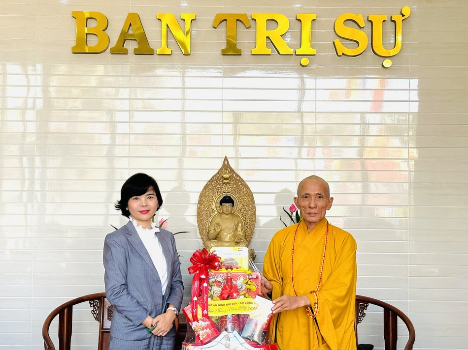 Bà Nguyễn Lê Hà trao quà chúc mừng Tết đến Hòa thượng Thích Huệ Trí Bà Nguyễn Lê Hà trao quà chúc mừng Tết đến Hòa thượng Thích Huệ Trí