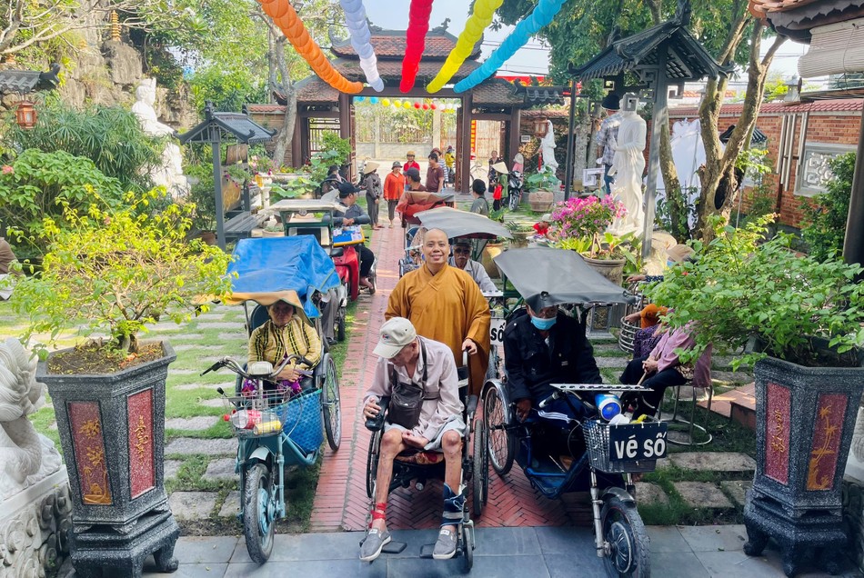 Đại đức Thích Chí Giác Thông trao quà đến người cao niên khó khăn Đại đức Thích Chí Giác Thông trao quà đến người cao niên khó khăn