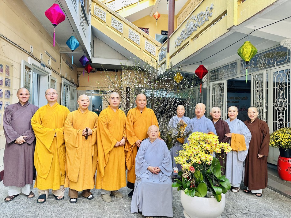 Chụp ảnh lưu niệm tại chùa Phước Hải Chụp ảnh lưu niệm tại chùa Phước Hải