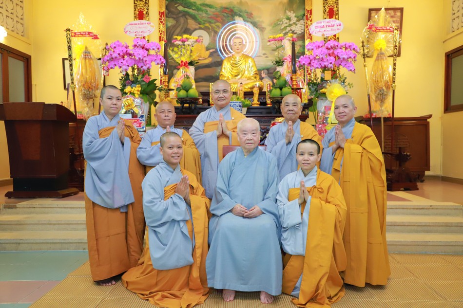 Đảnh lễ, chụp ảnh lưu niệm cùng Ni trưởng Thích nữ Như Xuân Đảnh lễ, chụp ảnh lưu niệm cùng Ni trưởng Thích nữ Như Xuân