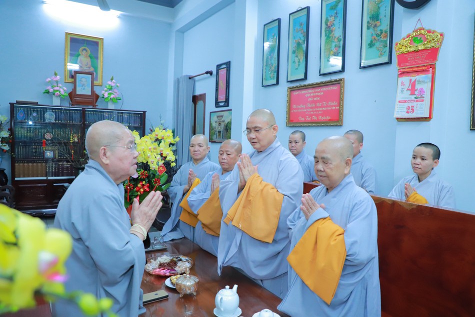 Chư Ni Phân ban Ni giới TP.Thủ Đức đảnh lễ Ni trưởng Thích nữ Từ Nhẫn Chư Ni Phân ban Ni giới TP.Thủ Đức đảnh lễ Ni trưởng Thích nữ Từ Nhẫn