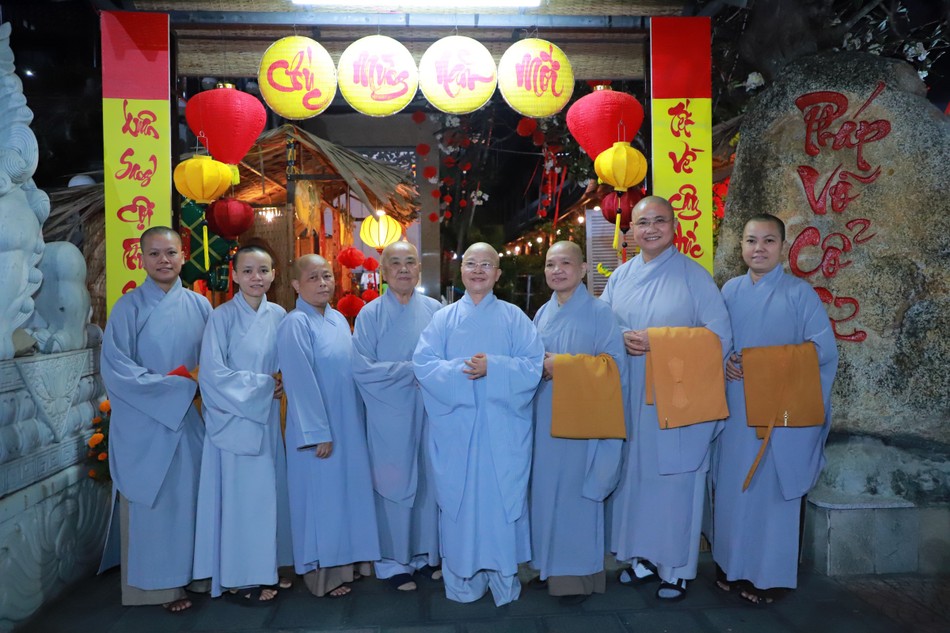 Chụp ảnh lưu niệm tại chùa Pháp Võ Chụp ảnh lưu niệm tại chùa Pháp Võ