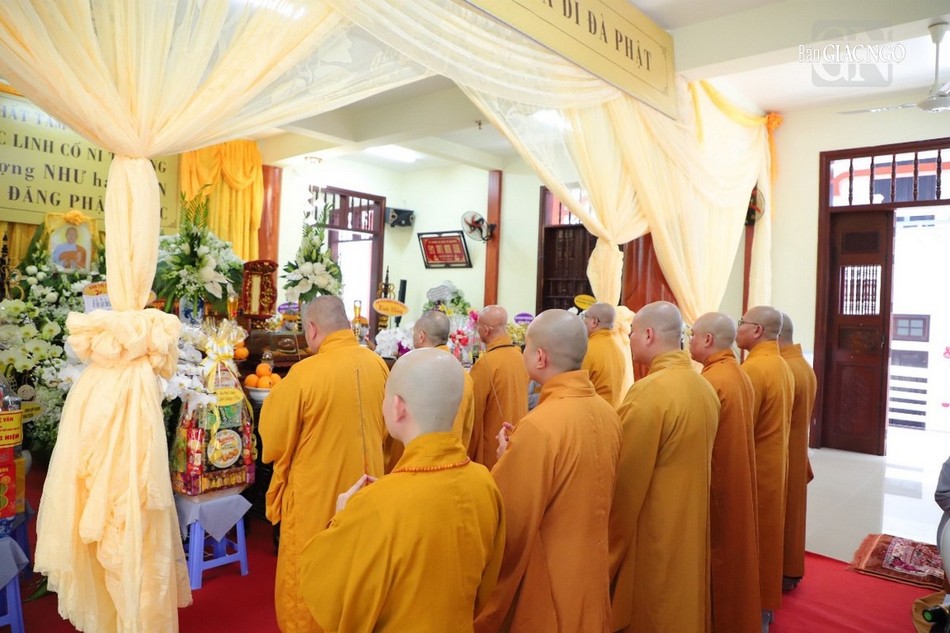 Phái đoàn kính viếng