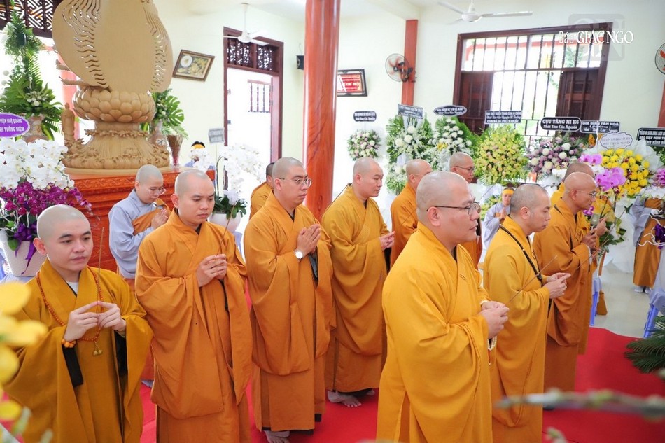 Chư tôn đức thắp hương tưởng niệm