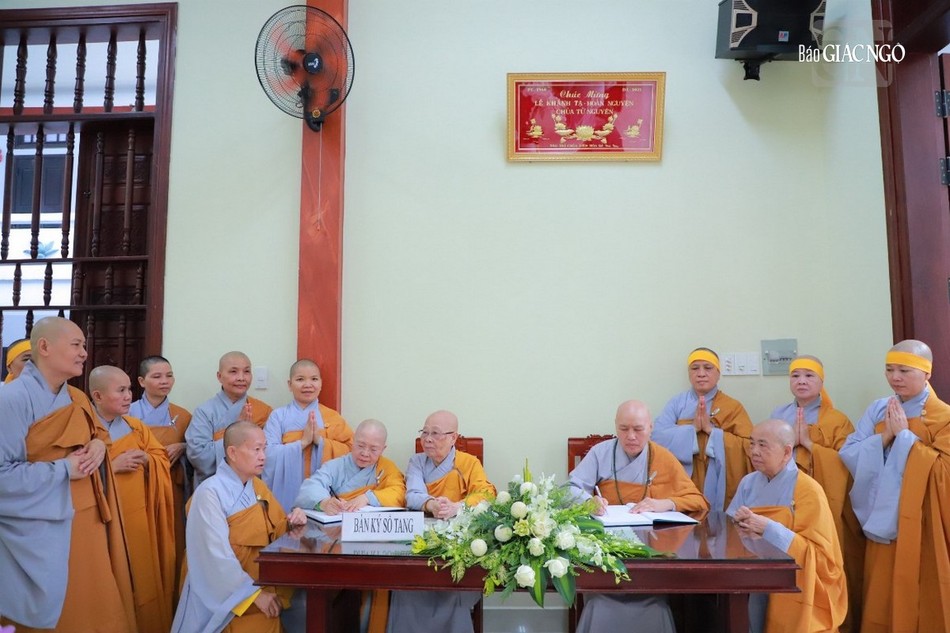 Chư Ni trưởng viết sổ tang lưu niệm