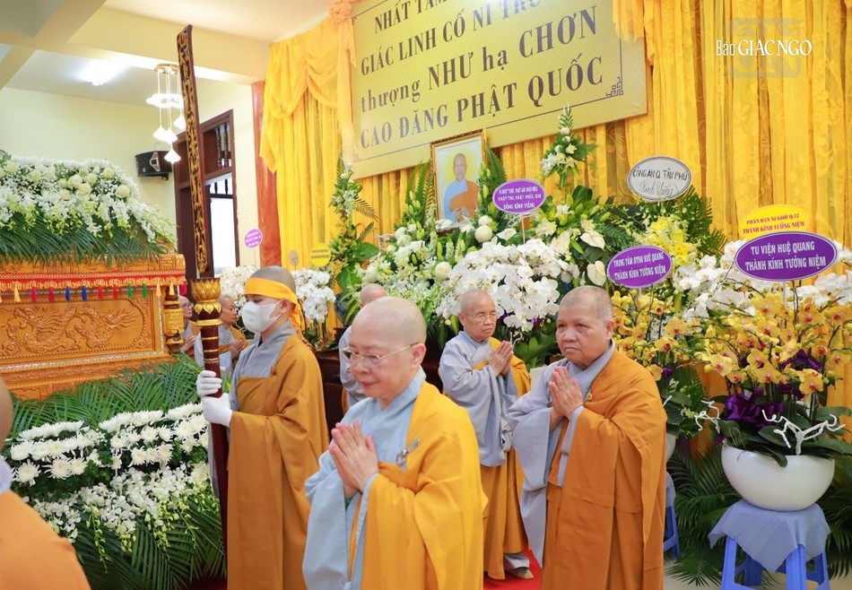 Chư Ni hữu nhiễu kim quan
