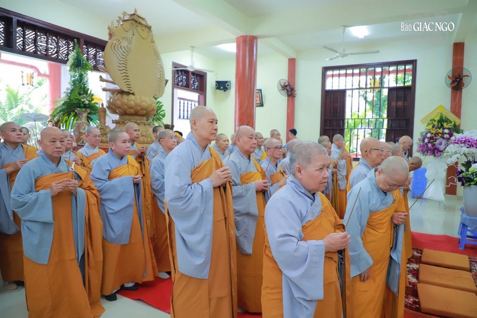 Chư Ni Phân ban Ni giới TP.HCM, TP.Thủ Đức và các quận huyện thành kính viếng tang Ni trưởng Thích nữ Như Chơn