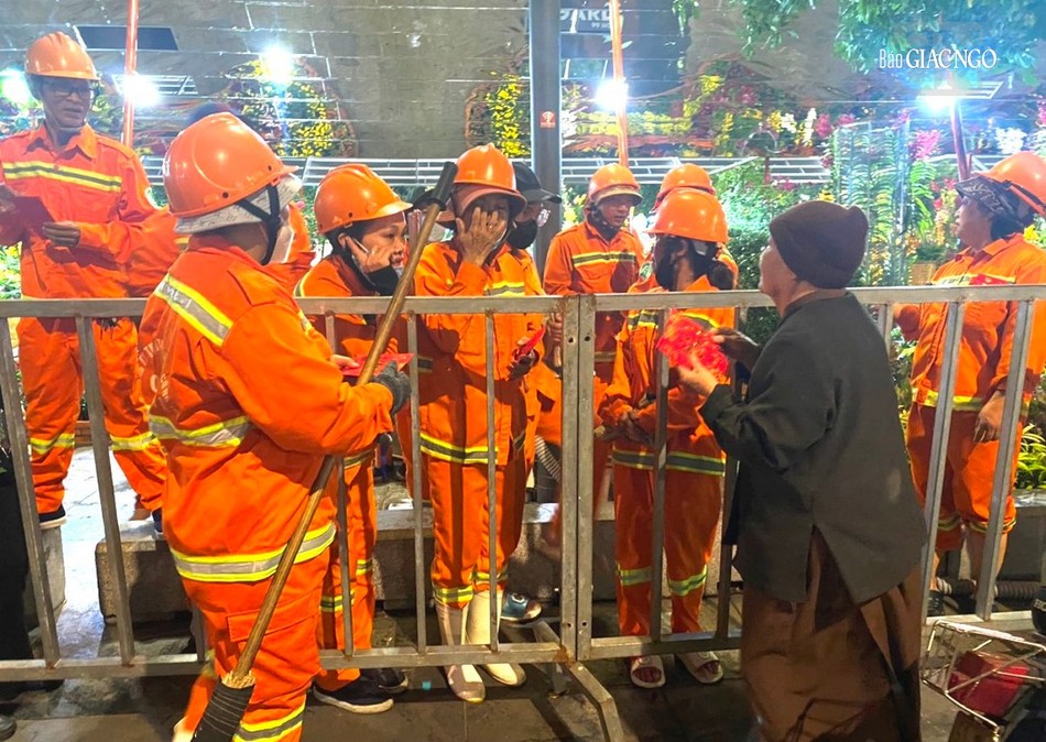 Rạng sáng 29 tháng Chạp hình ảnh &quot;Sư bà&quot; thăm hỏi công nhân đầy xúc động