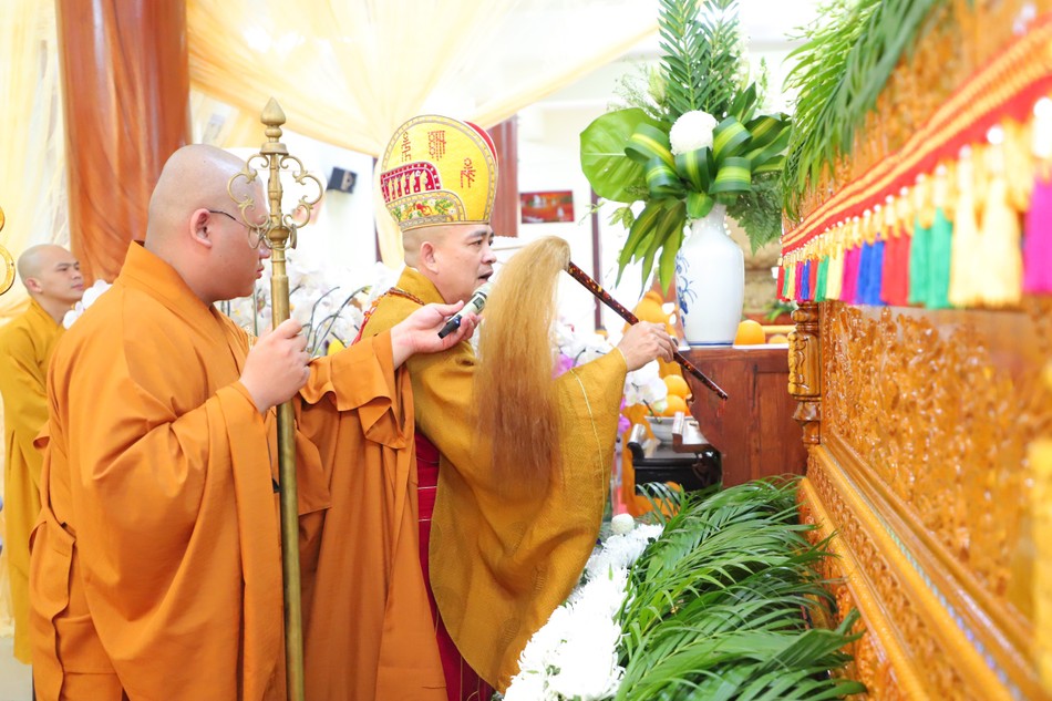 Thượng tọa Thích Phước Cường cử hành nghi thức phất trần