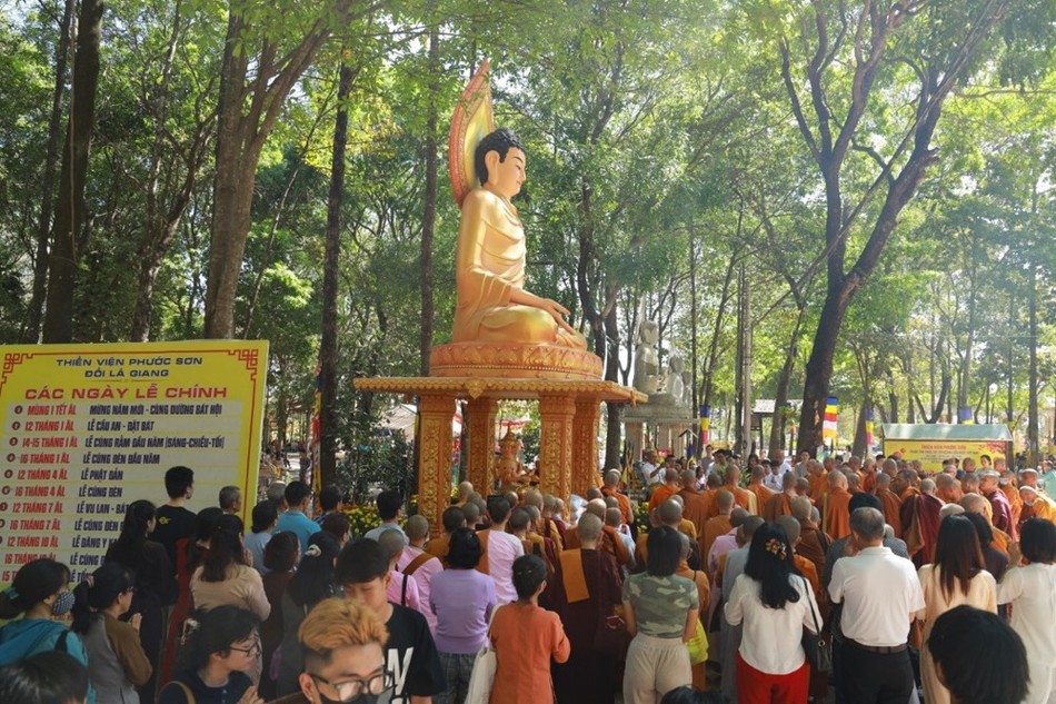An vị tôn tượng Đức Bổn Sư Thích Ca Mâu Ni cao 8 m An vị tôn tượng Đức Bổn Sư Thích Ca Mâu Ni cao 8 m