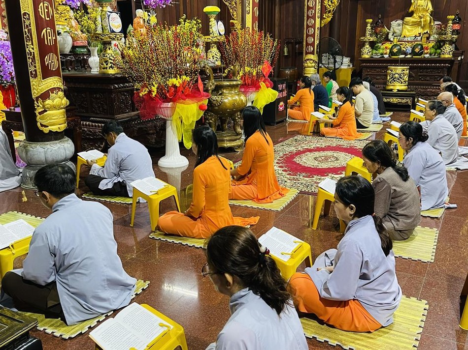 Phật tử trì tụng kinh Dược Sư cầu an đầu năm Phật tử trì tụng kinh Dược Sư cầu an đầu năm