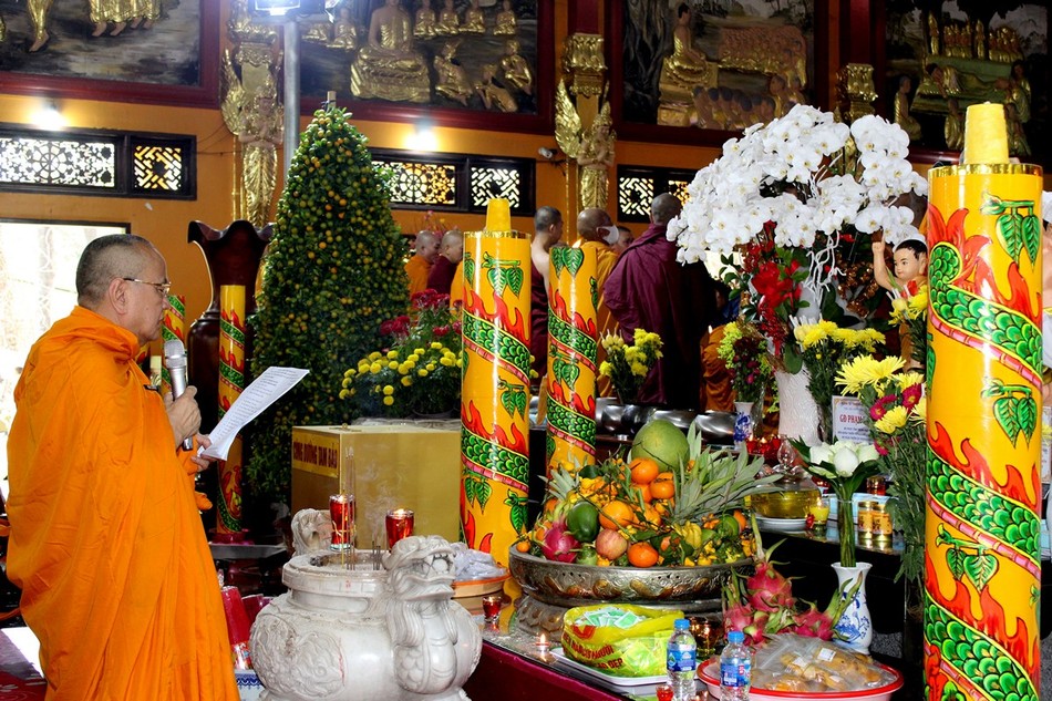 Hòa thượng Thích Bửu Chánh thực hiện nghi thức truyền thống