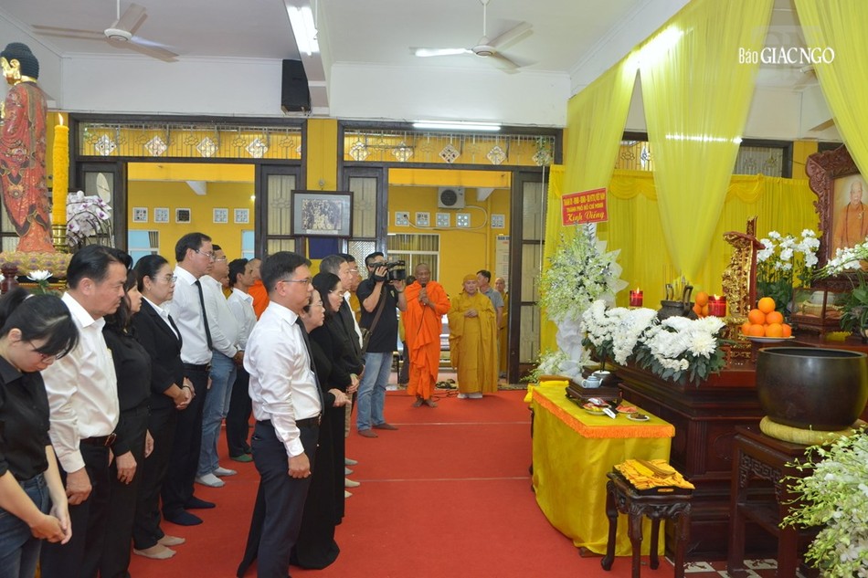 Phái đoàn Thành ủy, HĐND, UBND, UBMTTQVN, Sở Nội vụ TP.HCM thành kính viếng tang Phái đoàn Thành ủy, HĐND, UBND, UBMTTQVN, Sở Nội vụ TP.HCM thành kính viếng tang