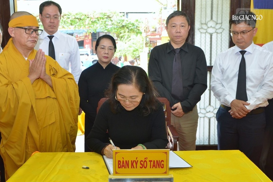 Bà Nguyễn Thị Lệ viết sổ tang lưu niệm Bà Nguyễn Thị Lệ viết sổ tang lưu niệm