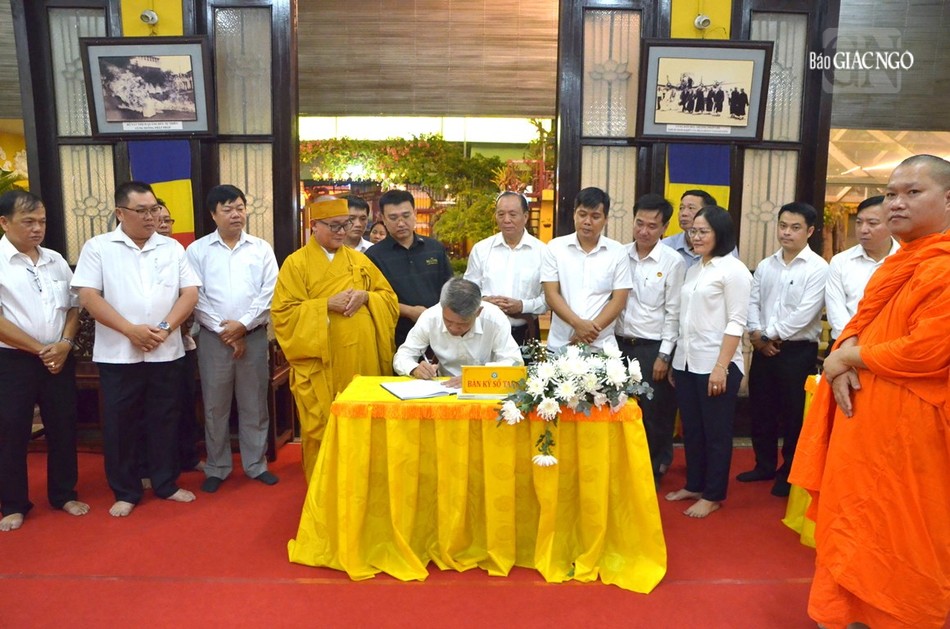 Ông Võ Văn Đức, Chủ tịch UBND Q.3 viết sổ tang Ông Võ Văn Đức, Chủ tịch UBND Q.3 viết sổ tang