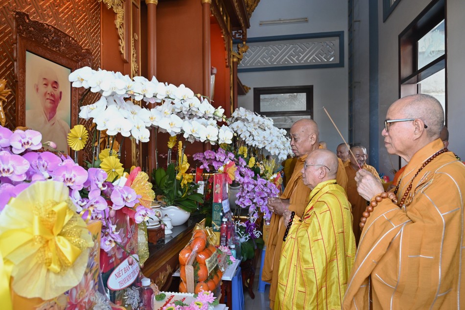 Chư tôn đức niêm hương tưởng niệm