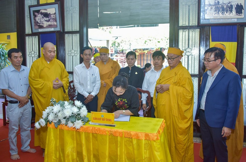 Phái đoàn lãnh đạo Đảng, Chính phủ và các cơ quan viếng tang Trưởng lão Hòa thượng Thích Hiển Tu ngày 14-2024 Phái đoàn lãnh đạo Đảng, Chính phủ và các cơ quan viếng tang Trưởng lão Hòa thượng Thích Hiển Tu ngày 14-2024