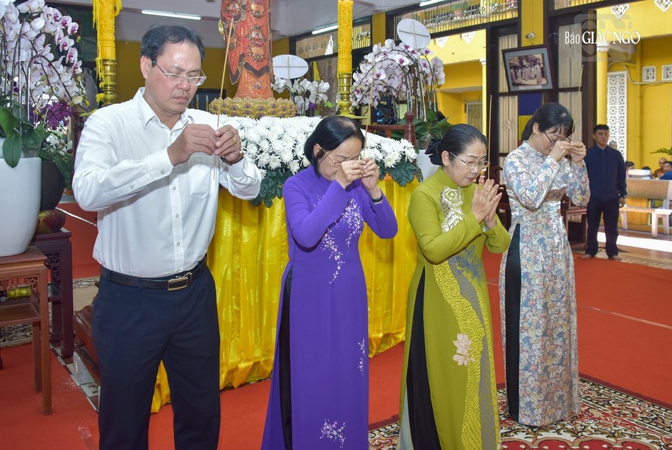 Nguyên Phó Bí thư Thành ủy TP.HCM Võ Thị Dung, nguyên Phó Chủ tịch HĐND TP.HCM Trương Thị Ánh và các vị trong đoàn dâng hương tưởng niệm