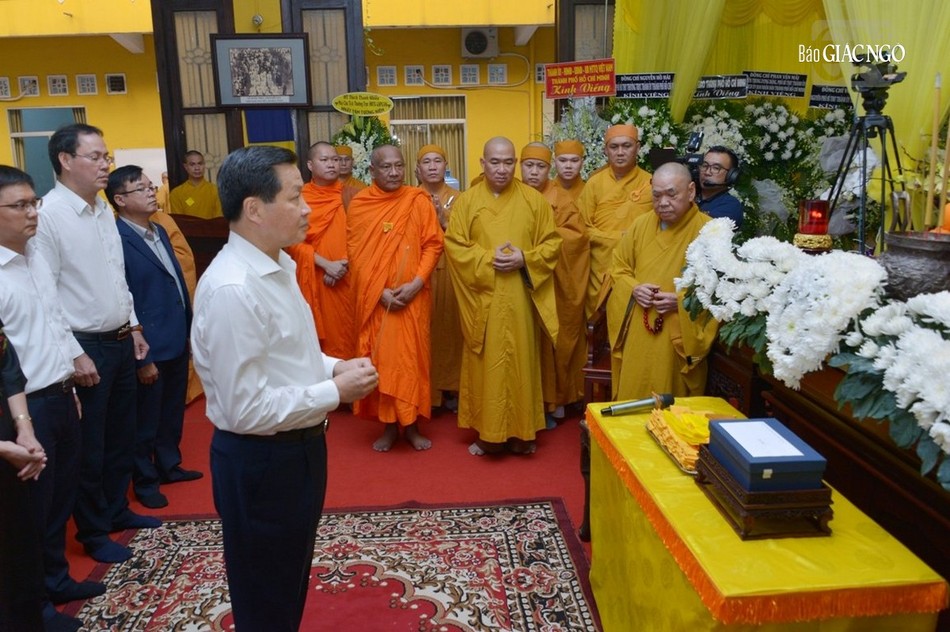 Phó Thủ tướng Lê Minh Khái dâng hương tưởng niệm Trưởng lão Hòa thượng Thích Hiển Tu Phó Thủ tướng Lê Minh Khái dâng hương tưởng niệm Trưởng lão Hòa thượng Thích Hiển Tu