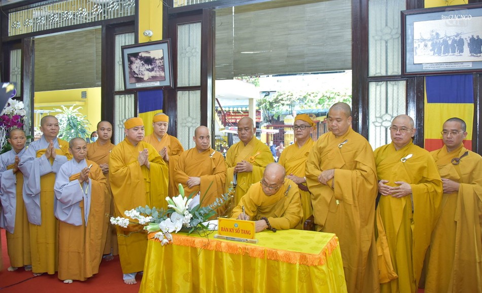 Hòa thượng Thích Nhựt Tấn viết sổ tang lưu niệm